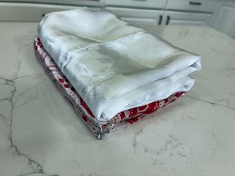 Set of 2 Satin Pillowcases – White & Red Gray Floral Pattern