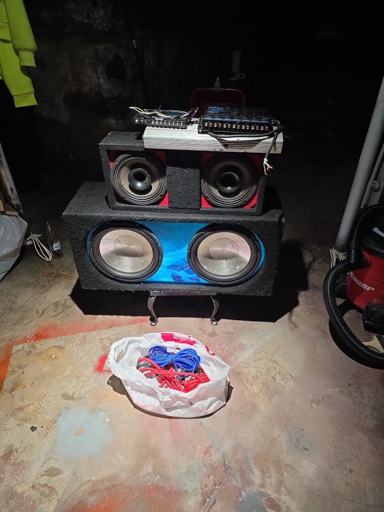 Equipo De Música Para Carro Ho Lo Que Usted Tenga Todo Por 800 Muy Bueno El Equipo Todo Suena Muy Bien Las Bosinas De 12 In 