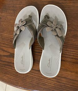 *BRAND NEW* Clark's Brand - Women's size 8 sandal