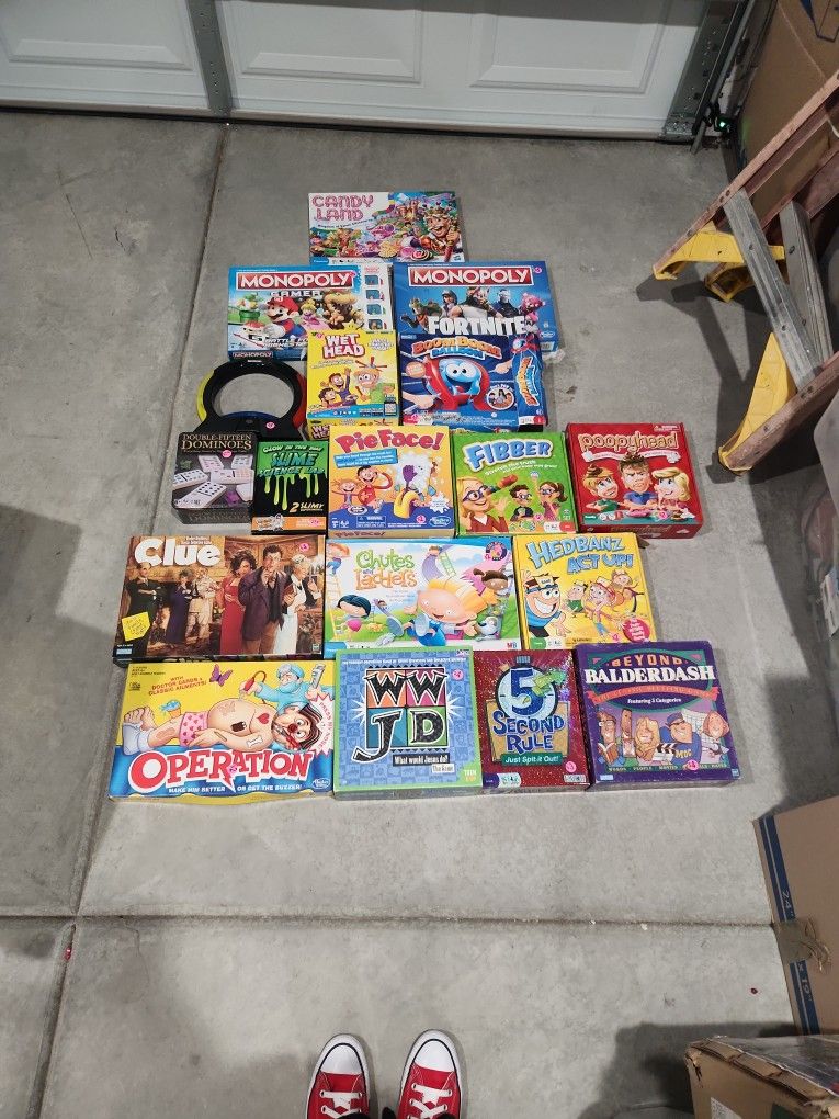 TONS OF BOARD GAMES