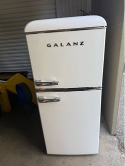 Retro Galanz Mini Fridge w/ Freezer – White – Works Great