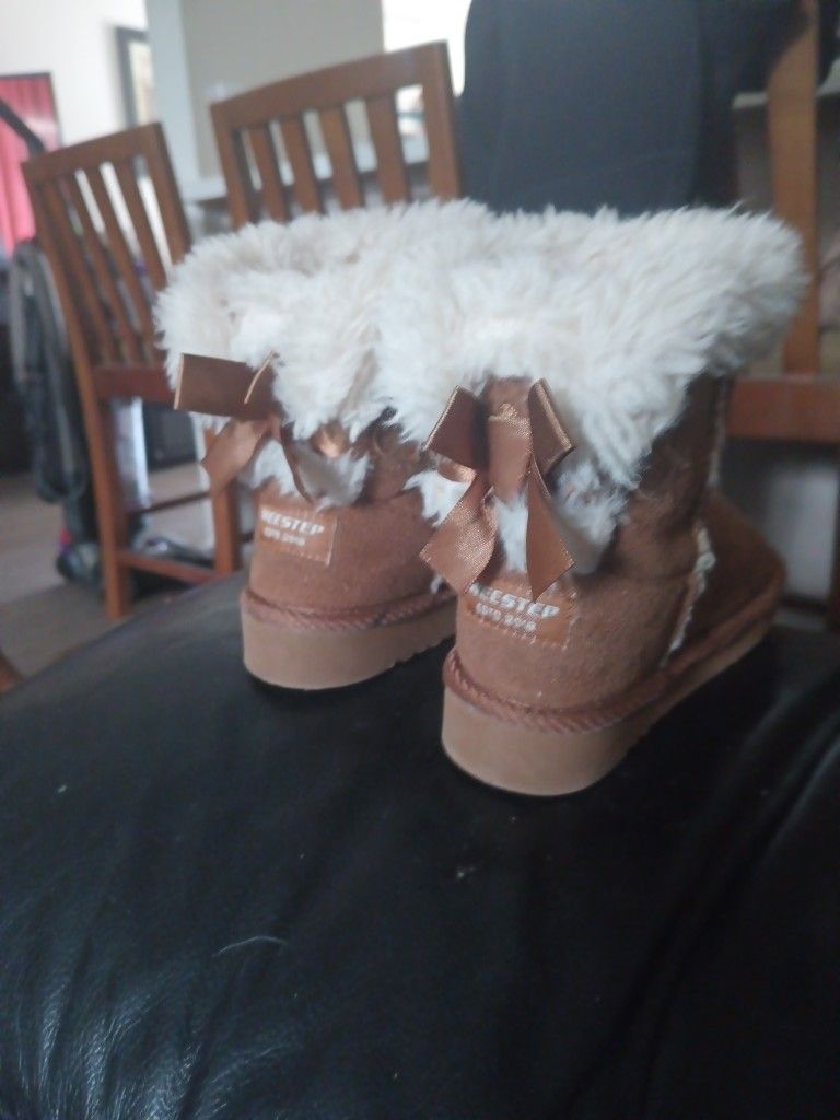 Girls Toddler We Step Ugg Boots Size 6