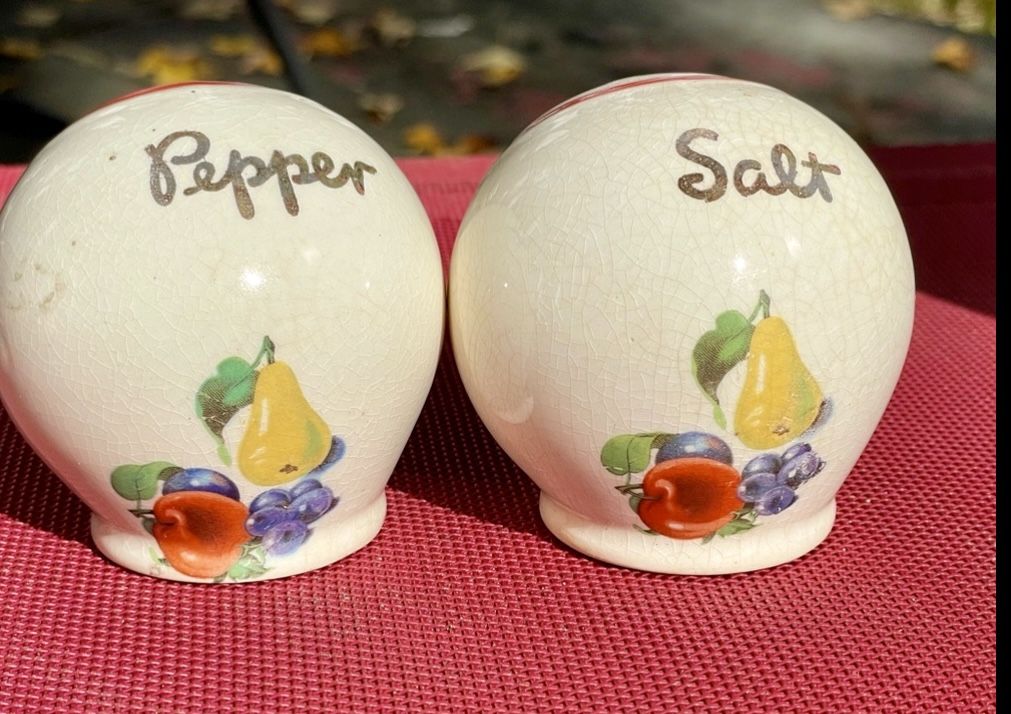 Cronin (think Harker and Bakerite)Vintage Ball Shaped S/P Shakers Fruit decals