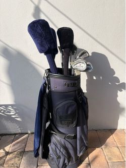 Left handed golf club set with standing bag