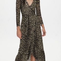NWT Aritzia Little Moon Long Sleeve Wrap Dress Size M for Sale in Kirkland,  WA - OfferUp