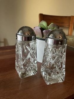 Glass Salt & Pepper Shaker Set