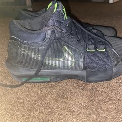Lebron Witnesses 8 (Black,Volt) Size 8 
