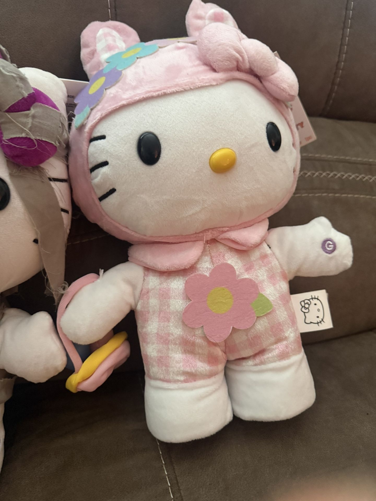 HELLO KITTY GREETERS