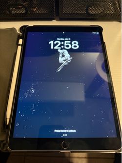 iPad Pro 10.5 in w/ Apple Pencil
