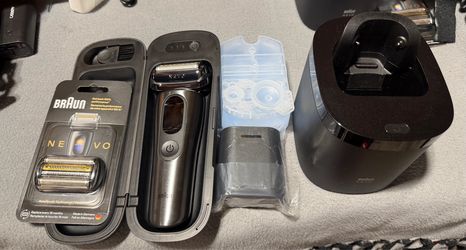 Braun NEVO Men's Electric Shaver with World's 1st AeroTouch Technology, Premium Value Kit, Includes Smart Display, 7in1 Care System, Power Travel Case