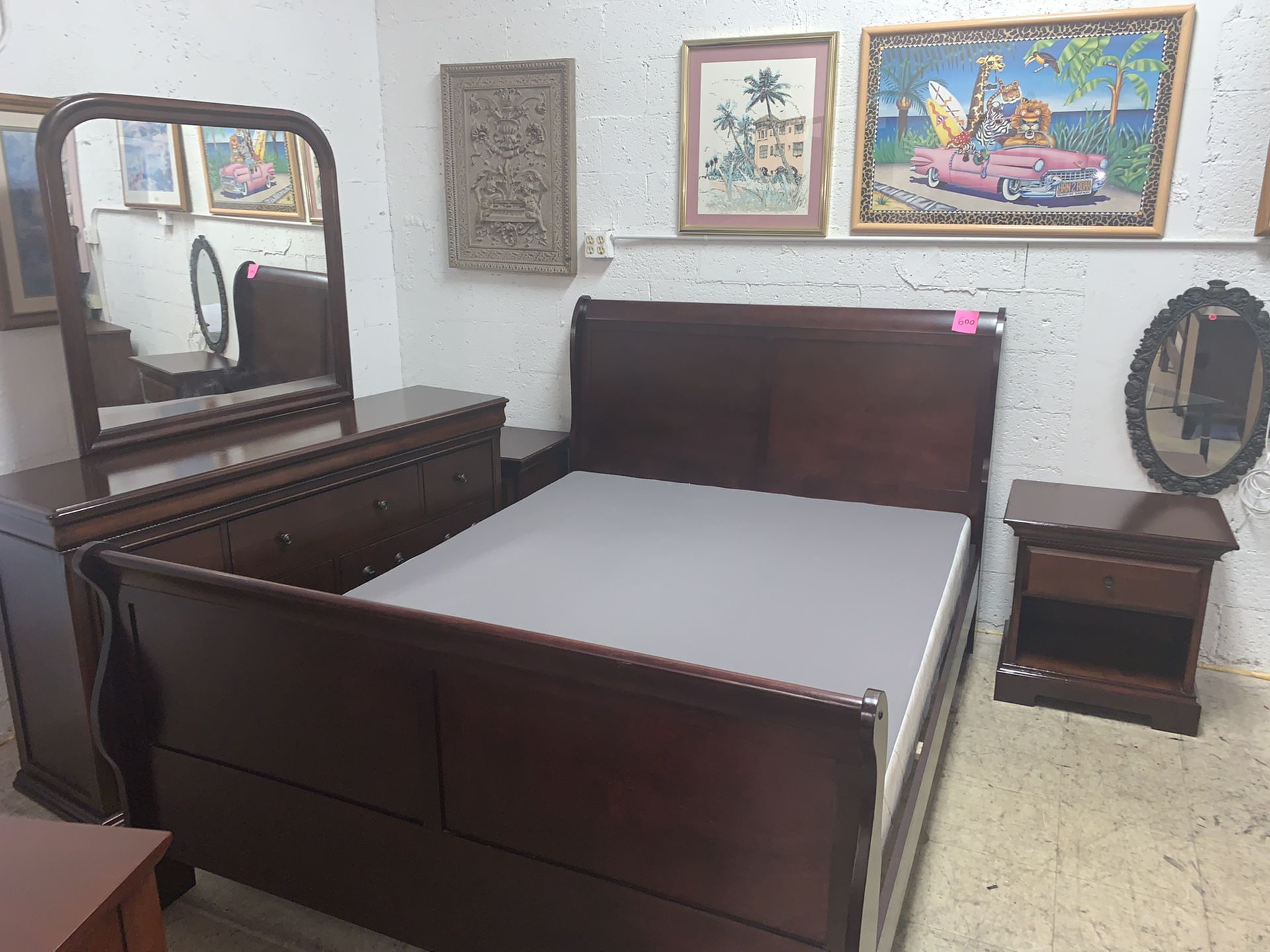 Ronmi Furniture inc. Queen size bedroom set in excellent condition!!