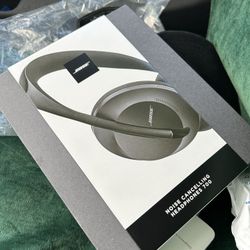 BOSE HEADPHONES 700 NOISE CANCELLLING 399 In Store BRAND NEW SEALED 