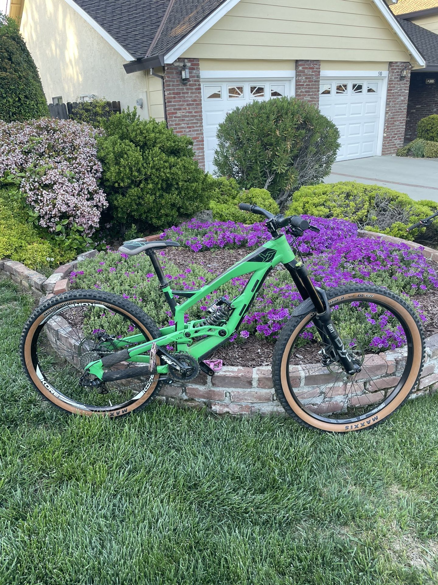 YT Blues Mountain Bike 