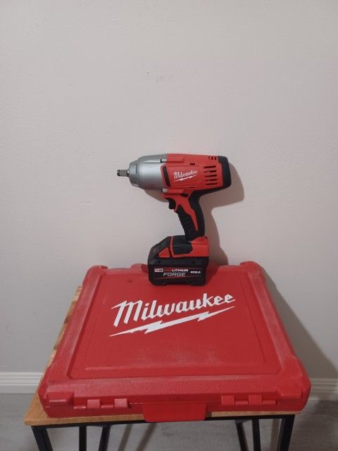 Milwaukee 1/2in Impact Wrench With Battery And Socket Set