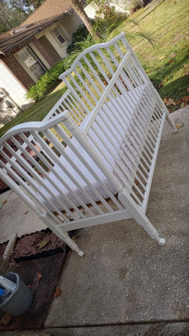 Baby crib +mattress good condition 70$