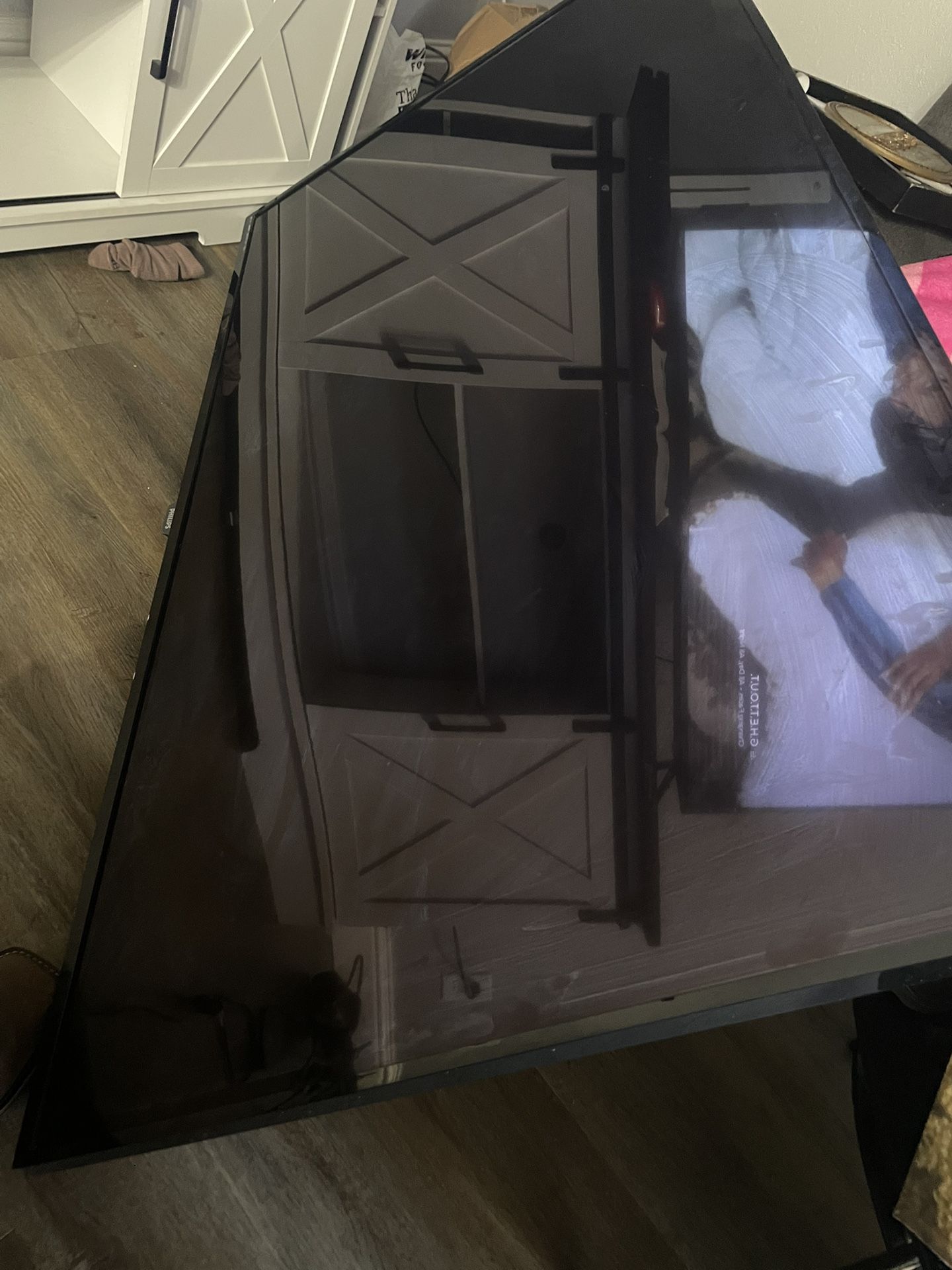 65” BIG PHILLIPS TV W/ WALL MOUNT 