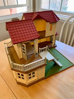 Collectable Calico Critters Red Roof Country Home Bundle with Hopscotch Family (Working Lights & Furniture)