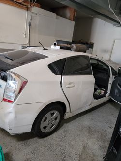 Parting Out 2011 Toyota Priuz