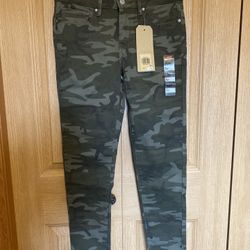 New Levi’s 711 Women’s Size 4 (27 waist) Green  Camo Skinny Ankle Pants