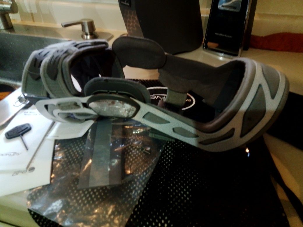 KNEE BRACE  (right knee only)