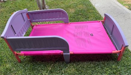Toddler bed w/mattress