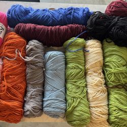 16 rollos de hilo para tejer Todos por $30