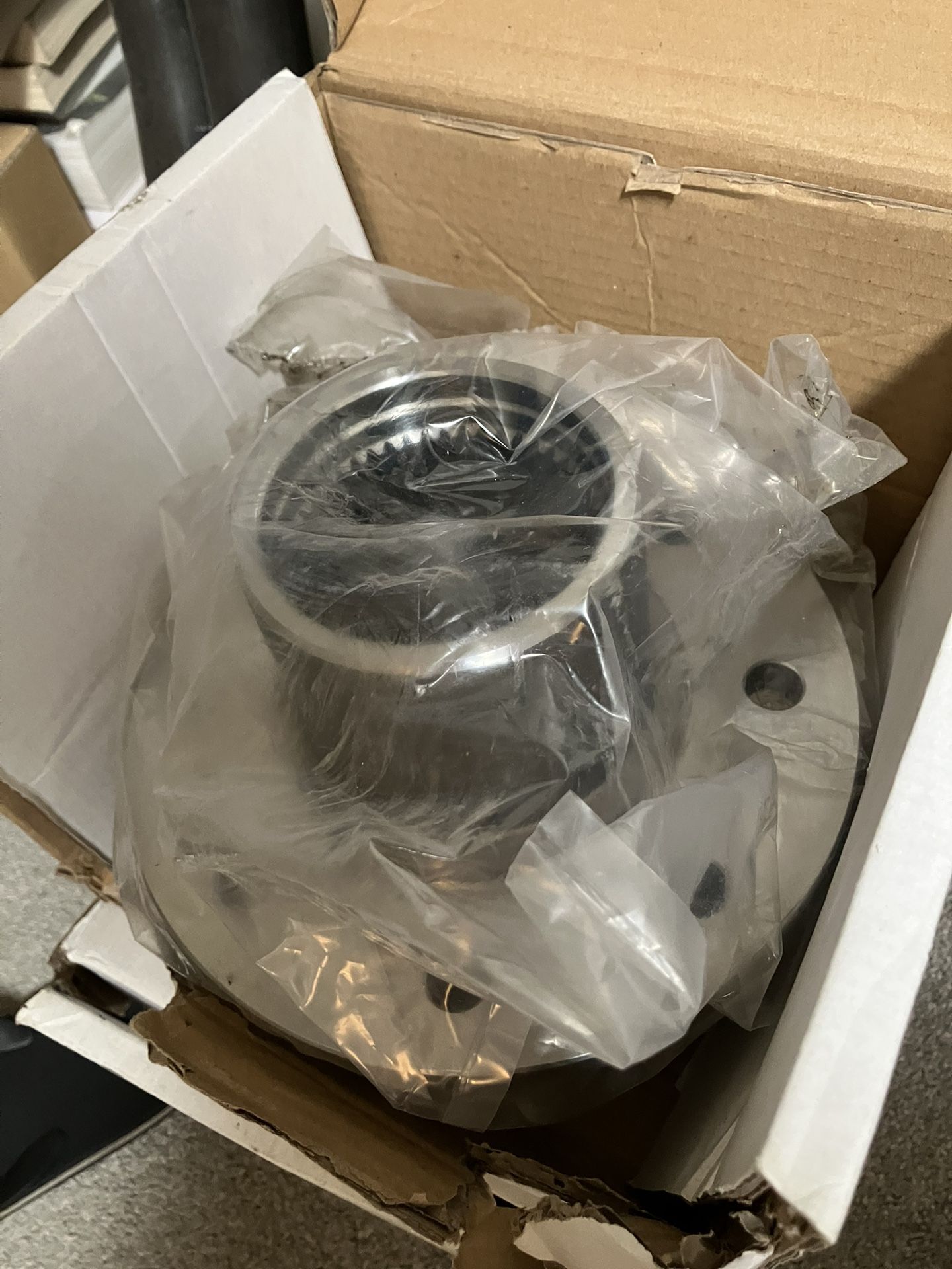 8 Lug 4x4 Hubs Ford GM Chevy Raybestos 4286R Brand New