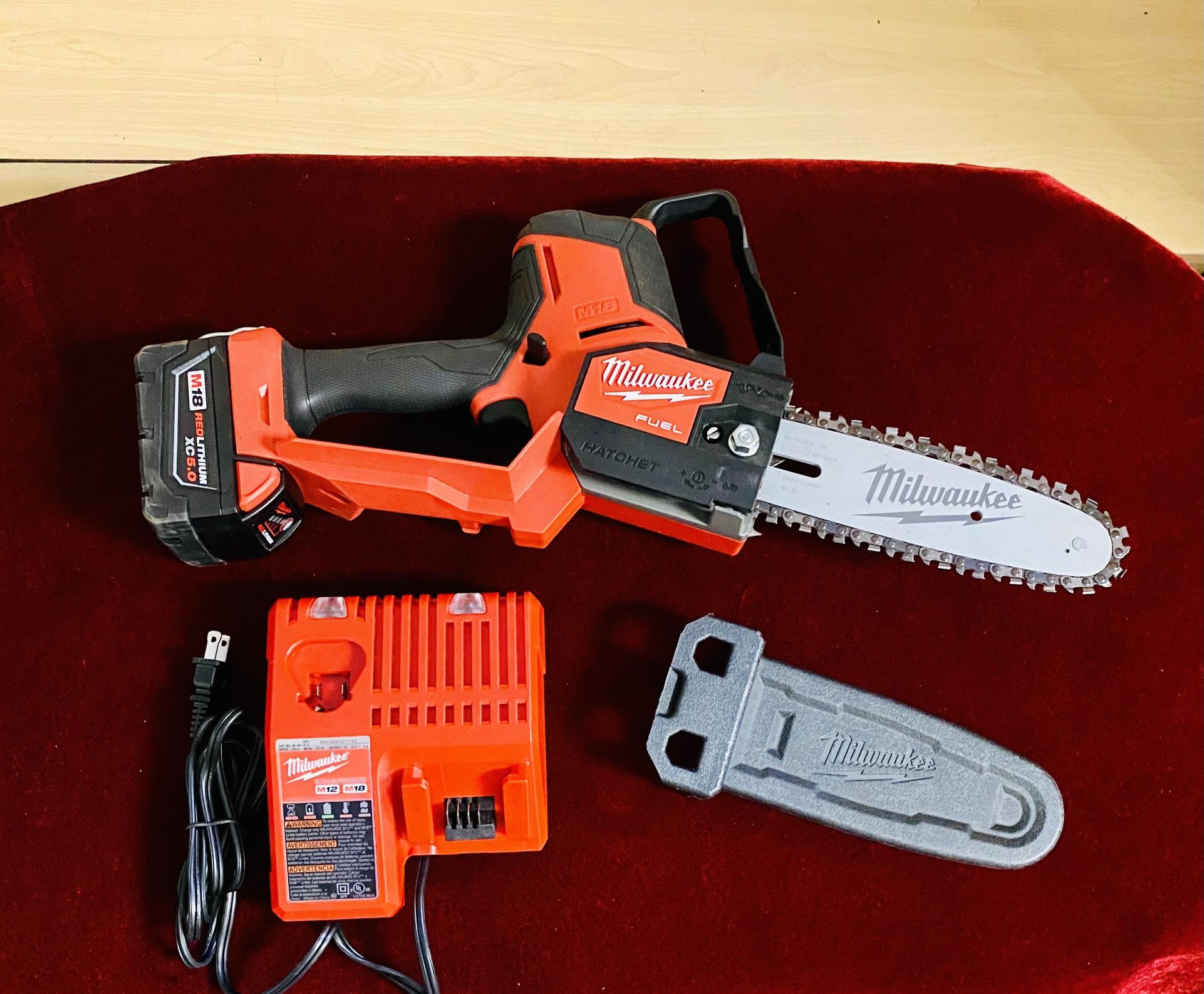 Milwaukee Fuel M18 Pruning Saw Hatchet 18 V Battery & Charger