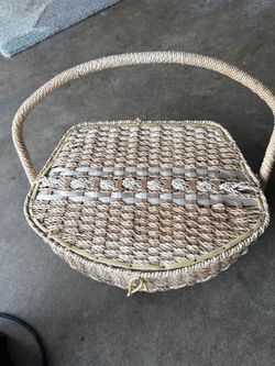 Sturdy woven sawing basket with handle. great condition. Just $10.