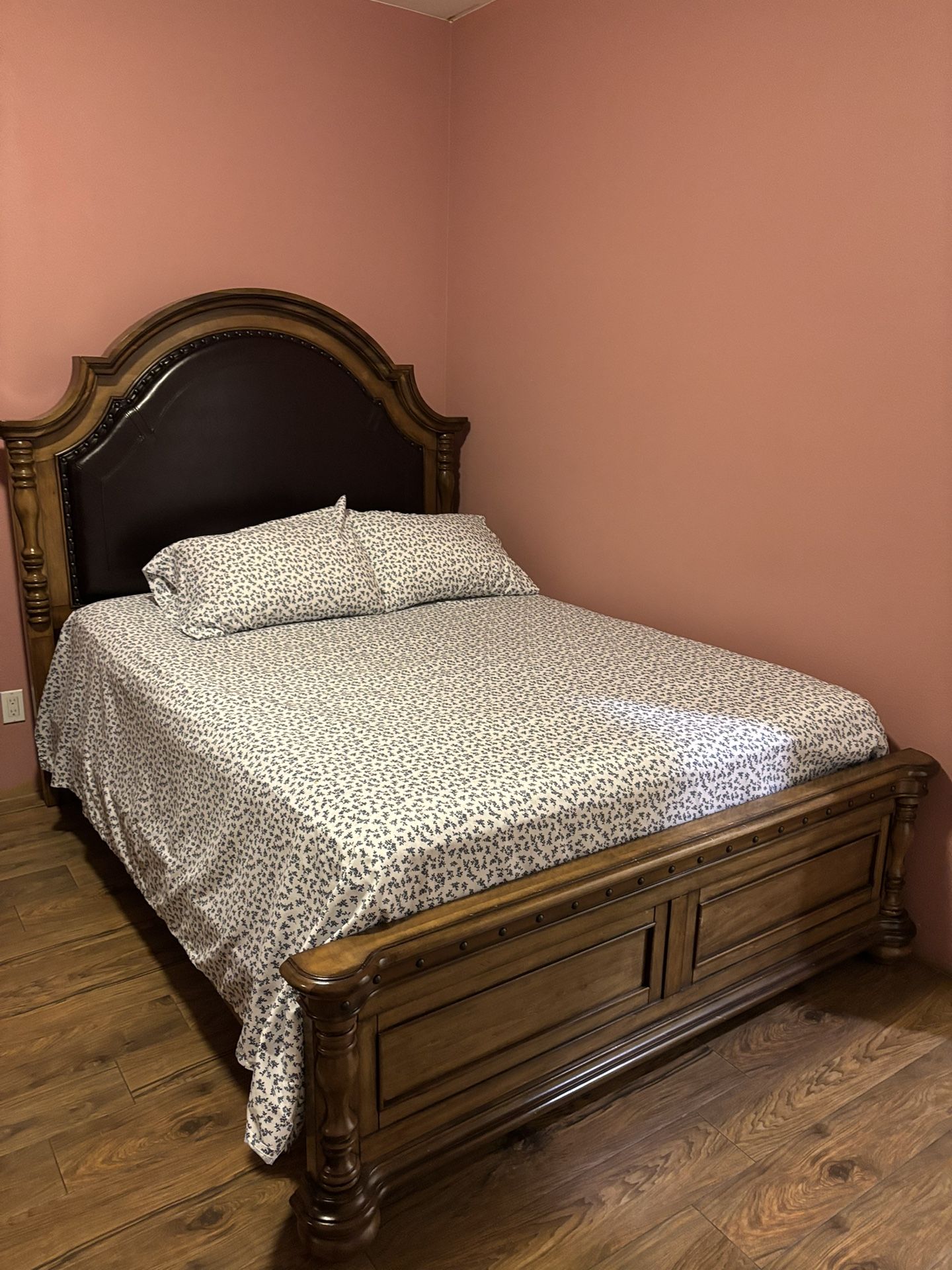 Queen Size Wood Bedroom Set