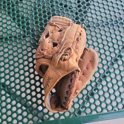 11" Baseball Glove Broken In All Leather 