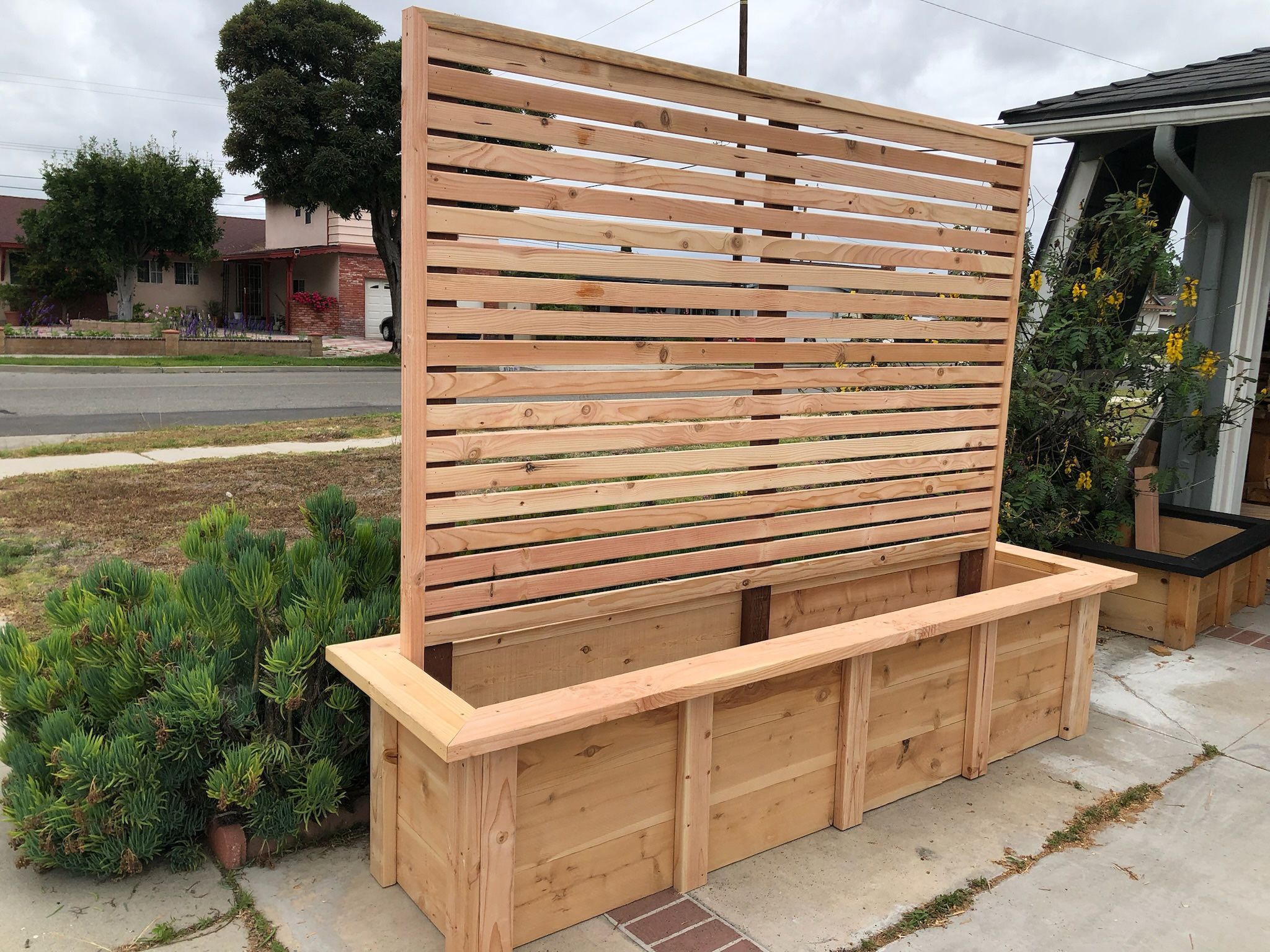 Custom Beautiful privacy wall Tomato Tower Planter Box Garden Bed Decor Outdoor Design cedar redwood