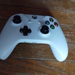 Original Microsoft Xbox Controller Brand New With Brand New Battery And Backing
