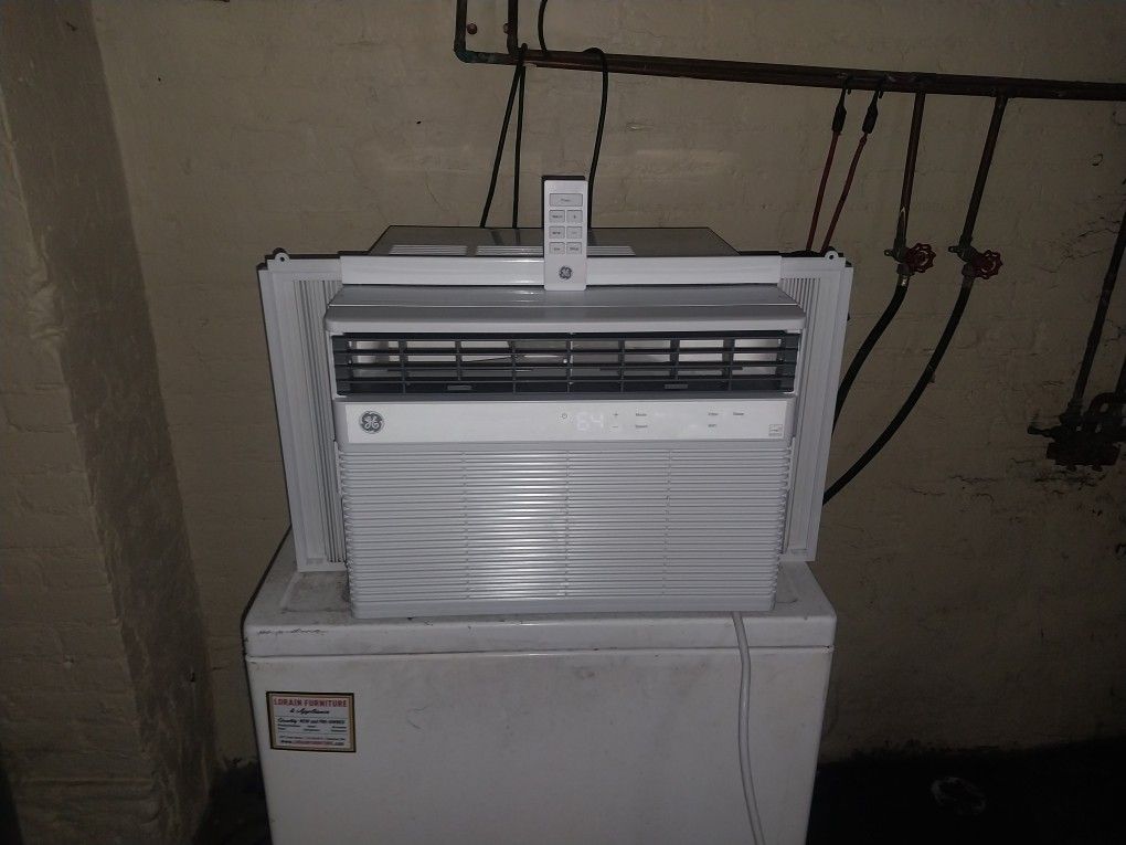 Air Conditioner General Electric 12,000 BTU With Remote (Smart WiFi Like New)