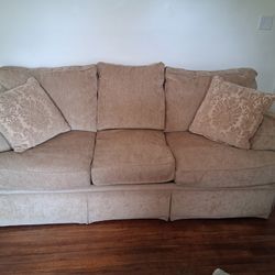Bassett Couch smoke & pet free home