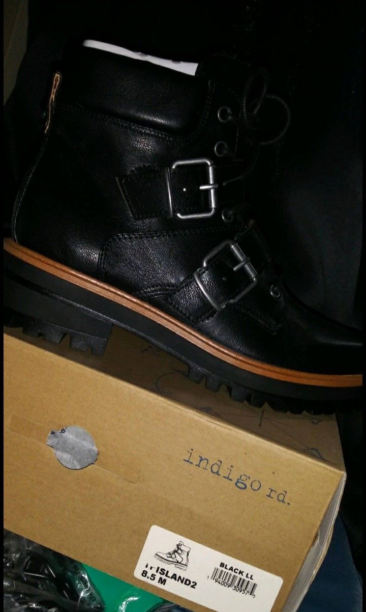 Boots Brand New Sz 8.5W.. Also checkout my listing for North Face Jackets, Jordan, Nike Air Max etc..