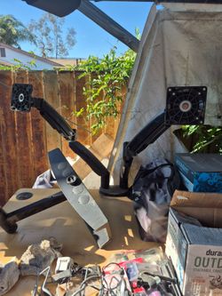 Dual monitor mount