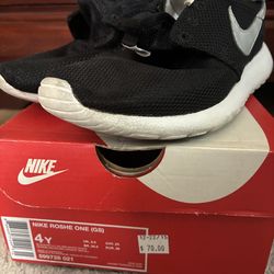 Nike Roshe one size 4y