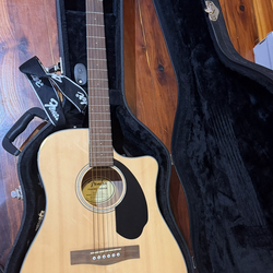 Fender Acoustic + hard case (used twice)