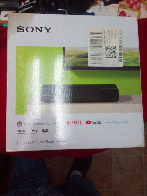 SONY BLUE RAY DISK PLAYER AND DVD PLAYER AND WIRED INTERNET CONNECTION NET FLEX YOUTUBE VARIOUS STEAMING SEVICES. USED AND IN GREAT CONDITION .