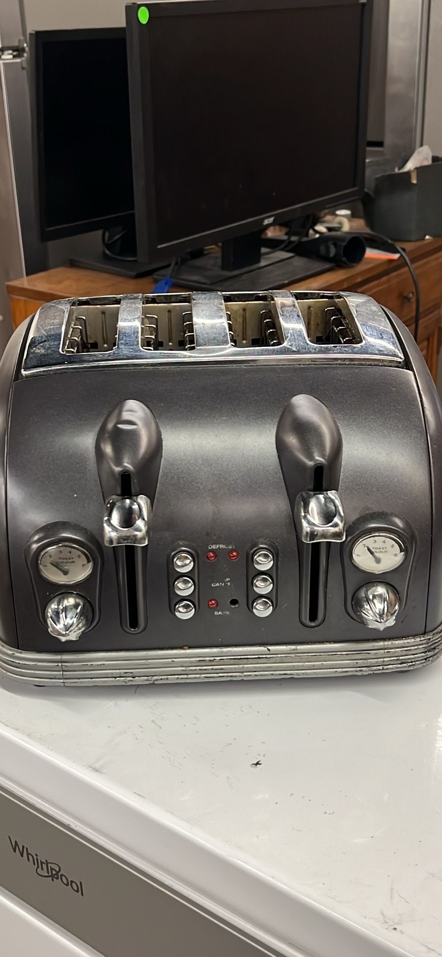 DeLonghi CTM4023 Metropolis 4-Slice Toaster 15203 Midway rd Addison tx