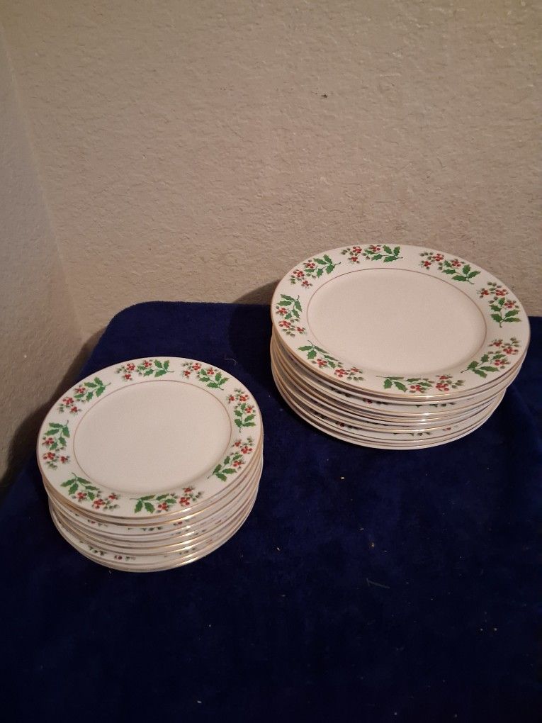 Vintage Gibson Designs Houseware Christmas Dinner Plates