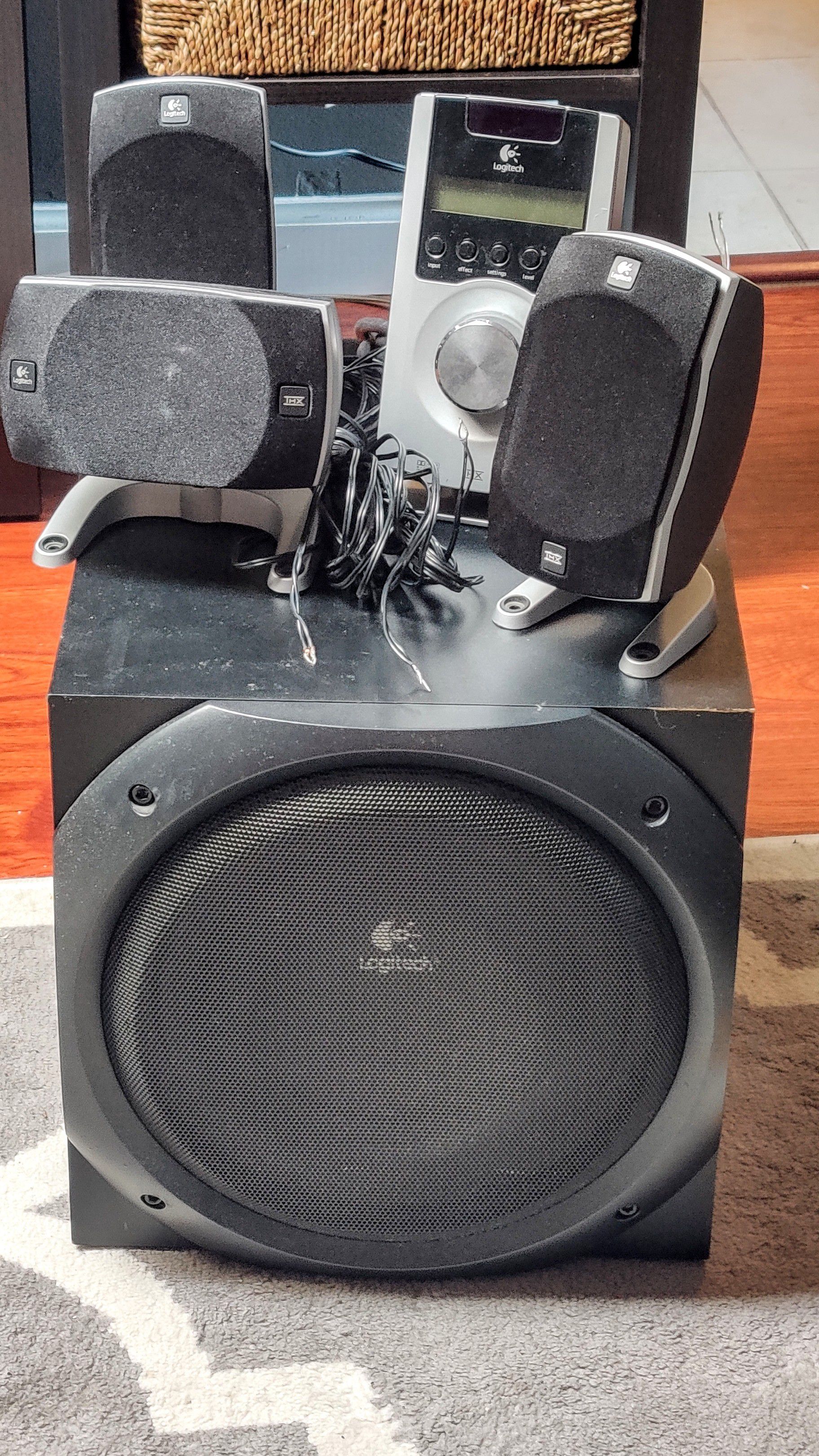 Logitech Z-5500 5.1 THX certified speakers set of 5 plus sub