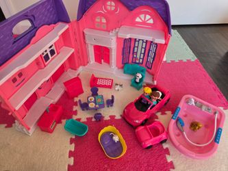 Portable, foldable doll house