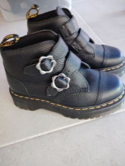 Doc Martens Devon flower buckle