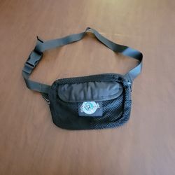 Eagle Creek Travel Gear Waist Bag Fanny Pack Black . Perfect shape, like 
new. Please see photos for details. It is 8x6", adjustable waist 
/shoulder,