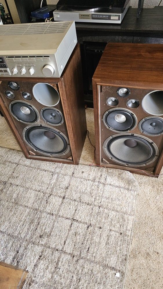 Vintage Sansui Speakers With Vintage Sony Receiver And Turntable