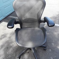 HERMAN MILLER AERON CHAIR SIZE B FULLY LOADED 