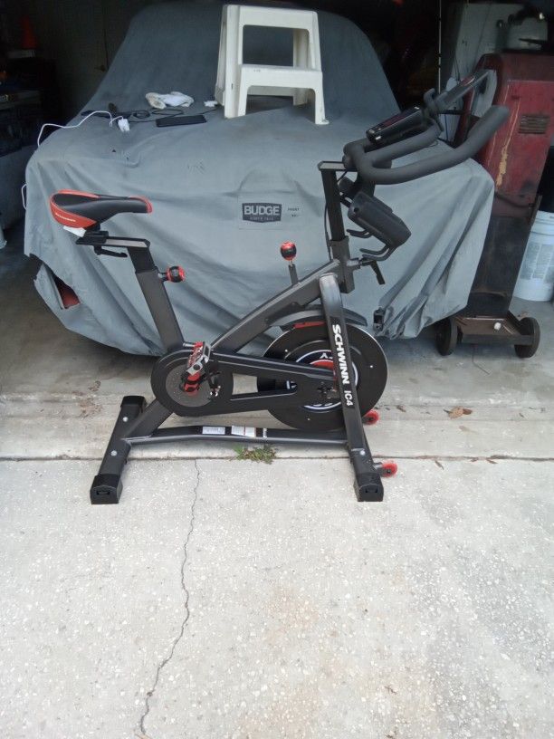 Schwinn Ic4 Exercise Bike( Please Read Listing)