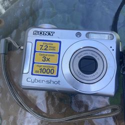 Sony Cyber-shot DSC-S650 Digital Camera  7.2 Megapixel / Silver  with case TESTED WORKS  